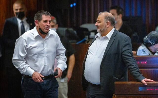 יו"ר רע"ם מנסור עבאס וסגן השר לביטחון פנים יואב סגלוביץ משתתפים בדיון על חוק החשמל לחיבור יישובים ערביים ובדואים, במהלך ישיבת מליאת הכנסת. 6 בדצמבר 2021 (צילום: אוליבייה פיטוסי/פלאש90) יו"ר רע"ם מנסור עבאס וסגן השר לביטחון פנים יואב סגלוביץ משתתפים בדיון על חוק החשמל לחיבור יישובים ערביים ובדואים, במהלך ישיבת מליאת הכנסת. 6 בדצמבר 2021 (צילום: אוליבייה פיטוסי/פלאש90)
