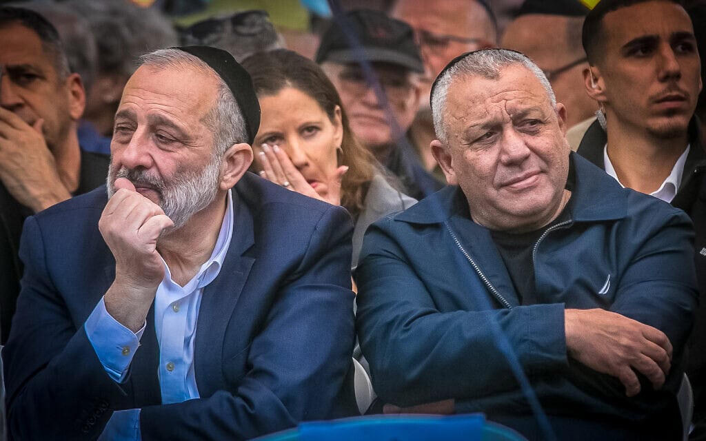 יו"ר ש"ס אריה דרעי וח"כ גדי איזנקוט בהלווייתו של סא"ל רועי יוחאי יוסף מרדכי בבית העלמין הצבאי בקריית שאול. 7 בינואר 2024 (צילום: מרים אלסטר/פלאש90) יו"ר ש"ס אריה דרעי וח"כ גדי איזנקוט בהלווייתו של סא"ל רועי יוחאי יוסף מרדכי בבית העלמין הצבאי בקריית שאול. 7 בינואר 2024 (צילום: מרים אלסטר/פלאש90)