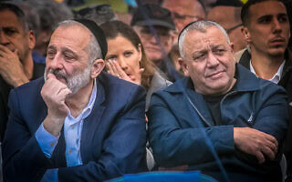 יו"ר ש"ס אריה דרעי וח"כ גדי איזנקוט בהלווייתו של סא"ל רועי יוחאי יוסף מרדכי בבית העלמין הצבאי בקריית שאול. 7 בינואר 2024 (צילום: מרים אלסטר/פלאש90) יו"ר ש"ס אריה דרעי וח"כ גדי איזנקוט בהלווייתו של סא"ל רועי יוחאי יוסף מרדכי בבית העלמין הצבאי בקריית שאול. 7 בינואר 2024 (צילום: מרים אלסטר/פלאש90)