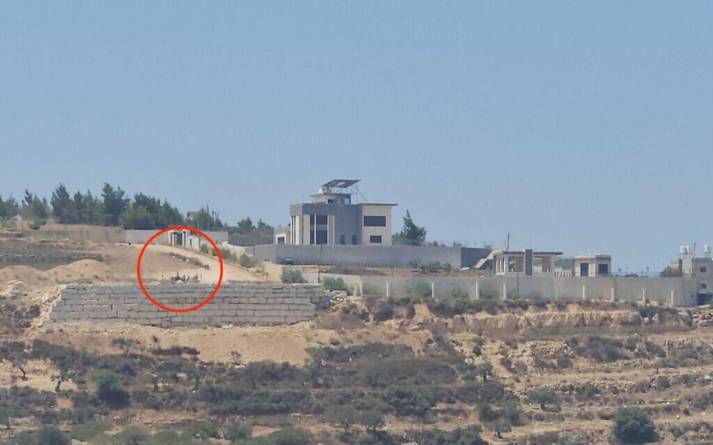מתנחלים חוסמים את הדרך לבית משפחת חסן בקוסרה. 12 באוגוסט 2026