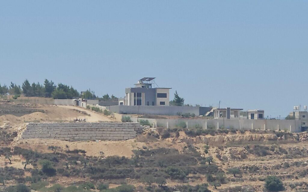 מתנחלים חוסמים את הדרך לבית משפחת חסן בקוסרה. 12 באוגוסט 2026 מתנחלים חוסמים את הדרך לבית משפחת חסן בקוסרה. 12 באוגוסט 2026