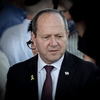 שר הכלכלה ניר ברקת בהלווייתה של מרים פיירברג, ראש עיריית נתניה, באצטדיון מרים בנתניה. 23 בנובמבר 2025