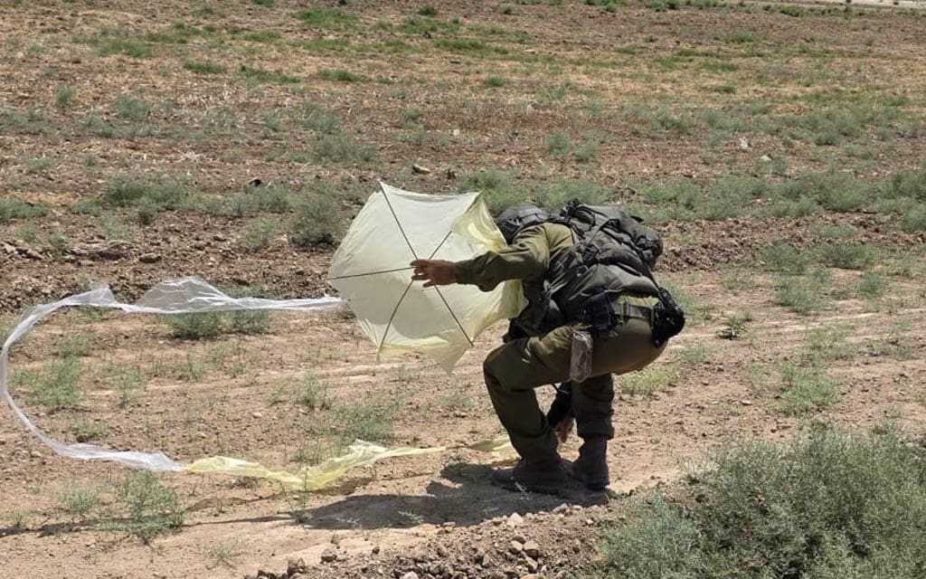 חייל נראה בודק עפיפון, שככל הנראה שוגר מרצועת עזה, שנחת בקיבוץ נחל עוז, 22 באוגוסט 2026 (צילום: שימוש בהתאם לסעיף 27א לחוק זכויות יוצרים) חייל נראה בודק עפיפון, שככל הנראה שוגר מרצועת עזה, שנחת בקיבוץ נחל עוז, 22 באוגוסט 2026 (צילום: שימוש בהתאם לסעיף 27א לחוק זכויות יוצרים)