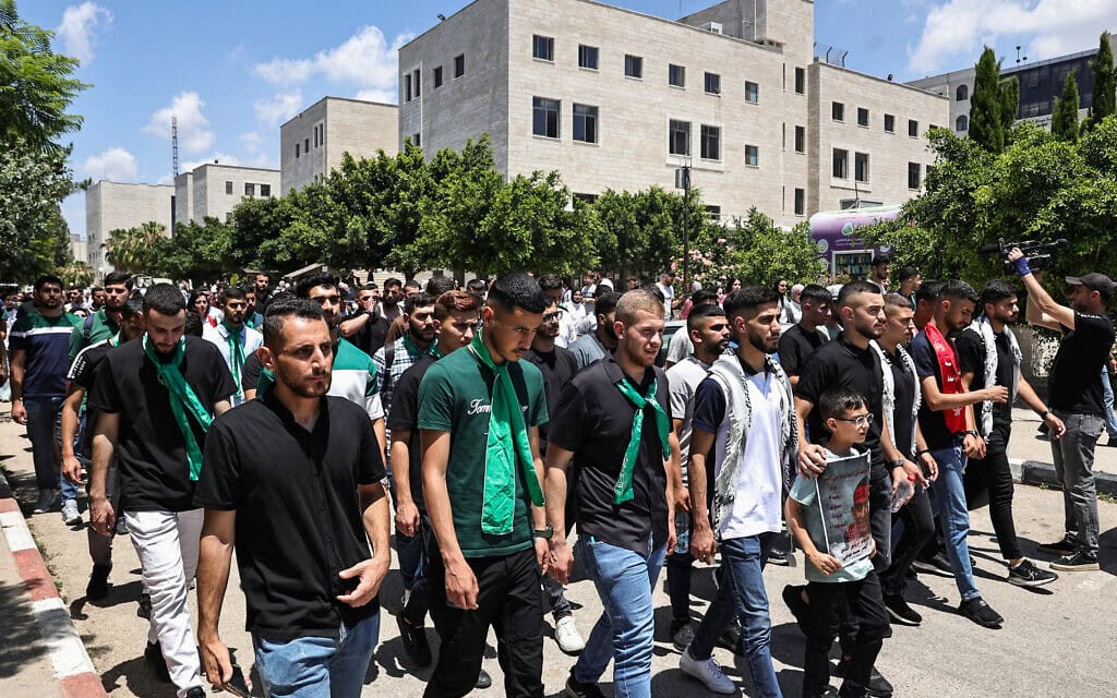 סטודנטים מאוניברסיטת ביר זית בגדה המערבית קוראים קריאות במהלך הפגנת תמיכה בעזה, על רקע המלחמה בין ישראל לחמאס ברצועת עזה. 10 ביוני 2024 (צילום: Zain JAAFAR / AFP) סטודנטים מאוניברסיטת ביר זית בגדה המערבית קוראים קריאות במהלך הפגנת תמיכה בעזה, על רקע המלחמה בין ישראל לחמאס ברצועת עזה. 10 ביוני 2024 (צילום: Zain JAAFAR / AFP)