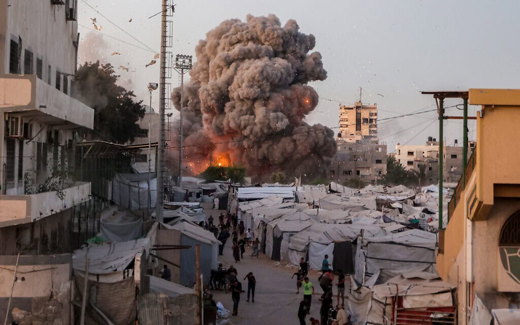 פלסטינים רצים לתפוס מחסה בעוד עשן ואש עולים במהלך תקיפה ישראלית על מסגד אל-מתקין בעיר עזה. 28 ביולי 2026 (צילום: Omar AL-QATTAA / AFP) פלסטינים רצים לתפוס מחסה בעוד עשן ואש עולים במהלך תקיפה ישראלית על מסגד אל-מתקין בעיר עזה. 28 ביולי 2026 (צילום: Omar AL-QATTAA / AFP)