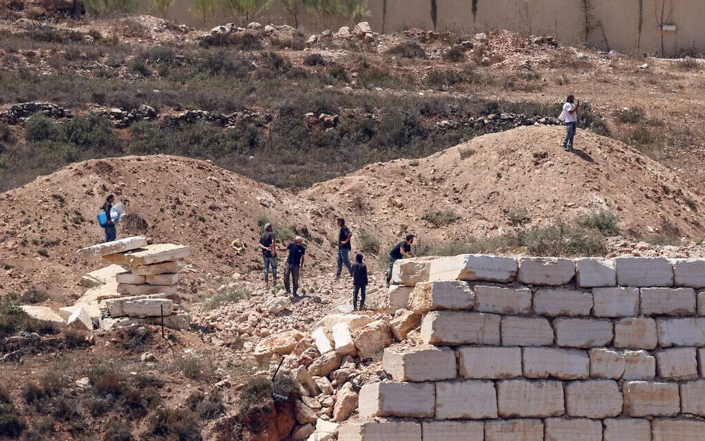 מתנחלים ישראלים מתקהלים מול בתים פלסטיניים בכפר קוסרה, מדרום לשכם, בגדה המערבית. 12 באוגוסט 2026 (צילום: Zain JAAFAR / AFP) מתנחלים ישראלים מתקהלים מול בתים פלסטיניים בכפר קוסרה, מדרום לשכם, בגדה המערבית. 12 באוגוסט 2026 (צילום: Zain JAAFAR / AFP)