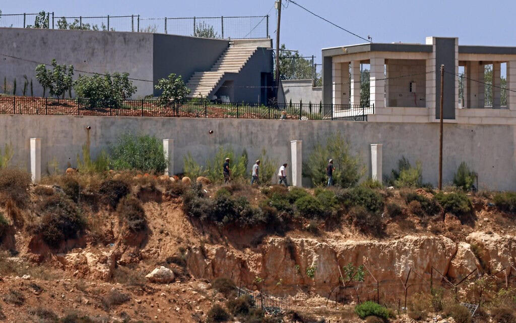 מתנחלים חולפים על פני בתים פלסטיניים בכפר קוסרה, מדרום לשכם, בגדה המערבית. 12 באוגוסט 2026 (צילום: Zain JAAFAR / AFP) מתנחלים חולפים על פני בתים פלסטיניים בכפר קוסרה, מדרום לשכם, בגדה המערבית. 12 באוגוסט 2026 (צילום: Zain JAAFAR / AFP)
