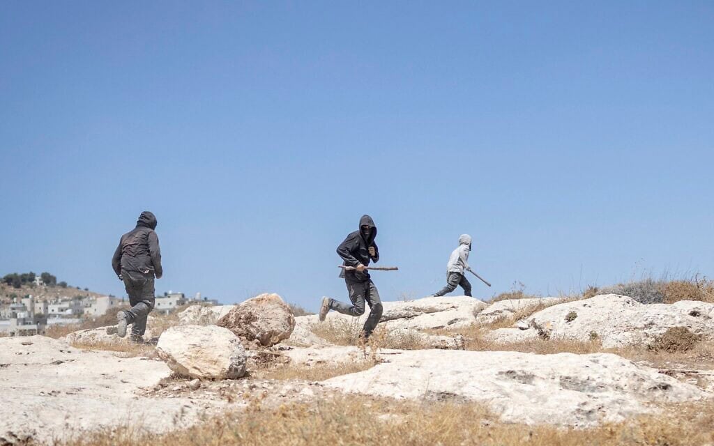 מתנחלים אוחזים באלות מגיעים להתעמת עם פעילי שמאל במאחז ישראלי בכפר הפלסטיני ג'נאטה מדרום לבית לחם, 25 באוגוסט 2026 (צילום: ilia YEFIMOVICH/AFP) מתנחלים אוחזים באלות מגיעים להתעמת עם פעילי שמאל במאחז ישראלי בכפר הפלסטיני ג'נאטה מדרום לבית לחם, 25 באוגוסט 2026 (צילום: ilia YEFIMOVICH/AFP)