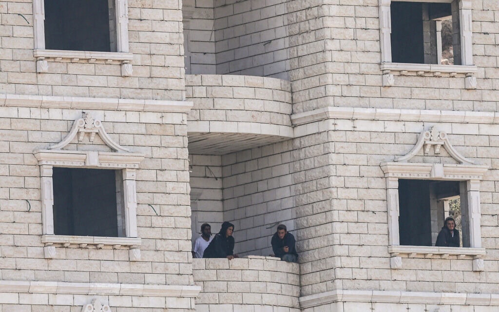 מתנחלים יושבים במרפסת של בית פלסטיני בכפר קוסרה. 29 באוגוסט 2026 (צילום: Jaafar ASHTIYEH / AFP) מתנחלים יושבים במרפסת של בית פלסטיני בכפר קוסרה. 29 באוגוסט 2026 (צילום: Jaafar ASHTIYEH / AFP)