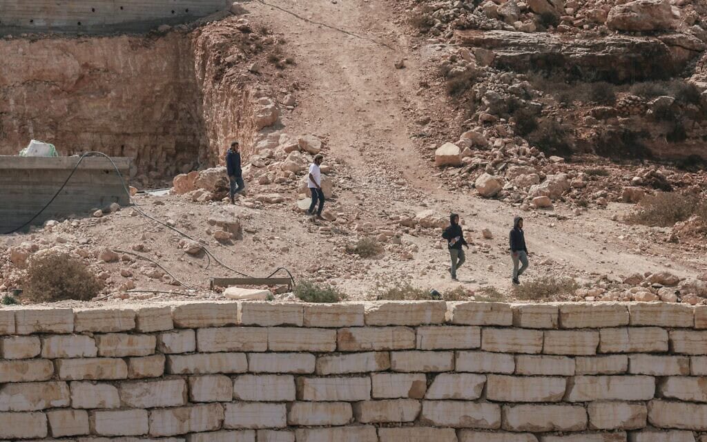מתנחלים צועדים לעבר בית פלסטיני בבנייה בכפר קוסרה. 29 באוגוסט 2026 (צילום: Jaafar ASHTIYEH / AFP) מתנחלים צועדים לעבר בית פלסטיני בבנייה בכפר קוסרה. 29 באוגוסט 2026 (צילום: Jaafar ASHTIYEH / AFP)