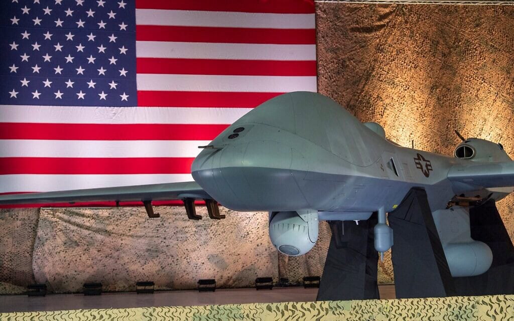 מל"ט מסוג MQ-9 ריפר מוצג לפני נאומו של נשיא ארצות הברית דונלד טראמפ בבסיס חיל האוויר אל-עודייד בדוחה שבקטאר, 15 במאי 2025 (צילום: AP Photo/Alex Brandon) מל"ט מסוג MQ-9 ריפר מוצג לפני נאומו של נשיא ארצות הברית דונלד טראמפ בבסיס חיל האוויר אל-עודייד בדוחה שבקטאר, 15 במאי 2025 (צילום: AP Photo/Alex Brandon)