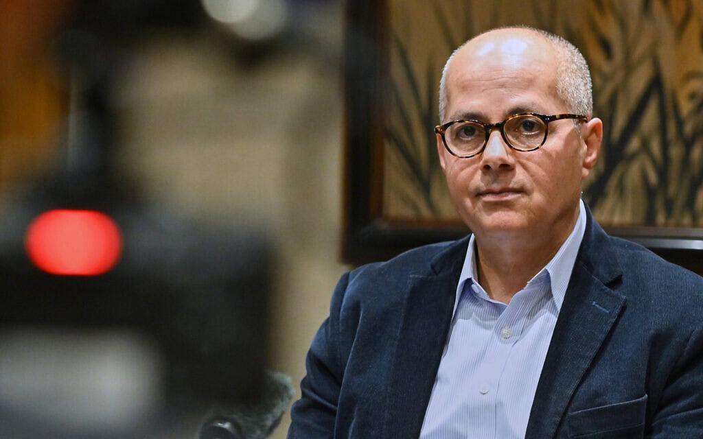 עומר יאגי, פרופסור באוניברסיטת קליפורניה בברקלי, נושא דברים במסיבת עיתונאים בבריסל, לאחר שזכה בפרס נובל לכימיה. 8 באוקטובר 2025 (צילום: AP Photo/Harry Nakos)