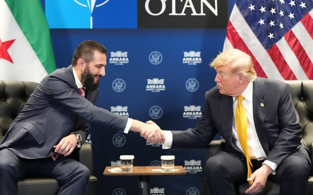נשיא ארה"ב דונלד טראמפ נועד עם נשיא סוריה אחמד א-שרע בשולי פסגת נאט"ו באנקרה שבטורקיה. 8 ביולי 2026 (צילום: AP Photo/Alex Brandon) נשיא ארה"ב דונלד טראמפ נועד עם נשיא סוריה אחמד א-שרע בשולי פסגת נאט"ו באנקרה שבטורקיה. 8 ביולי 2026 (צילום: AP Photo/Alex Brandon)