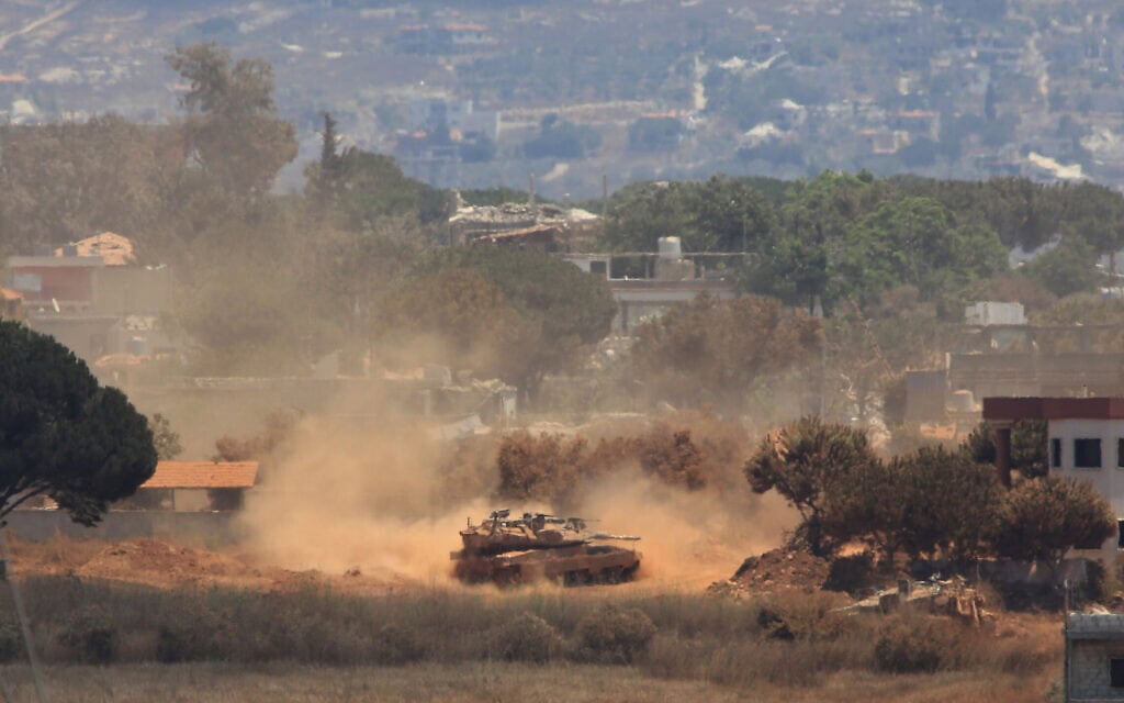 טנק ישראלי נוסע בכפר זוטר א-שרקייה, הנמצא תחת כיבוש של כוחות ישראליים, כפי שנראה מהכפר זוטר אל-גרבייה בדרום לבנון. 27 ביולי 2026 (צילום: AP Photo/Mustafa Jamalddine) טנק ישראלי נוסע בכפר זוטר א-שרקייה, הנמצא תחת כיבוש של כוחות ישראליים, כפי שנראה מהכפר זוטר אל-גרבייה בדרום לבנון. 27 ביולי 2026 (צילום: AP Photo/Mustafa Jamalddine)