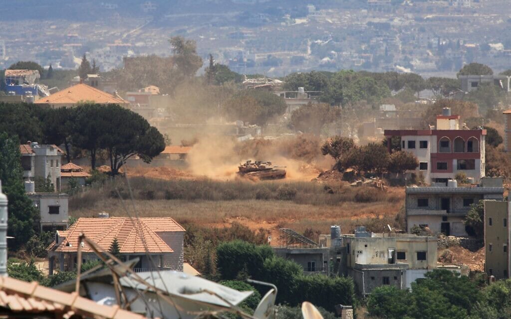 טנק ישראלי נוסע בכפר זוטר א-שרקייה, הכבוש בידי כוחות ישראליים, כפי שנראה מהכפר זוטר א-גרבייה בדרום לבנון. 27 ביולי 2026 (צילום: AP Photo/Mustafa Jamalddine)