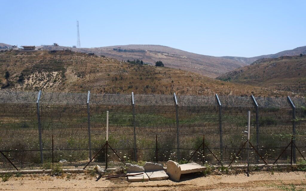 הגבול בין סוריה לעיירה מג'דל שמס ברמת הגולן שבשליטת ישראל. 21 ביולי 2026 (צילום: AP Photo/Ariel Schalit) הגבול בין סוריה לעיירה מג'דל שמס ברמת הגולן שבשליטת ישראל. 21 ביולי 2026 (צילום: AP Photo/Ariel Schalit)