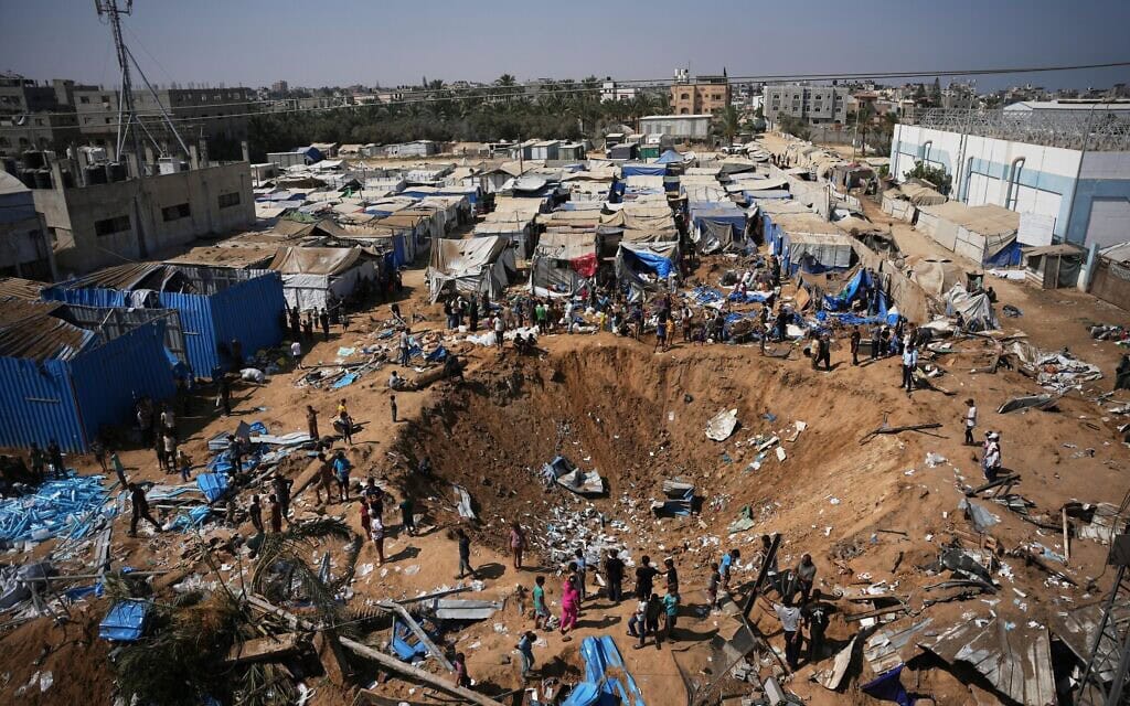 מכתש שנוצר בעקבות תקיפה אווירית ישראלית, סמוך לבית החולים אל־אקצא בדיר אל־בלח שבמרכז רצועת עזה, 1 באוגוסט 2026 (צילום: AP Photo/Abdel Kareem Hana)