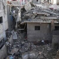 ילד פלסטיני בזירה בנוסייראת שבמרכז רצועת עזה שהותקפה על ידי ישראל, 1 באוגוסט 2026 (צילום: AP Photo/Abdel Kareem Hana) ילד פלסטיני בזירה בנוסייראת שבמרכז רצועת עזה שהותקפה על ידי ישראל, 1 באוגוסט 2026 (צילום: AP Photo/Abdel Kareem Hana)