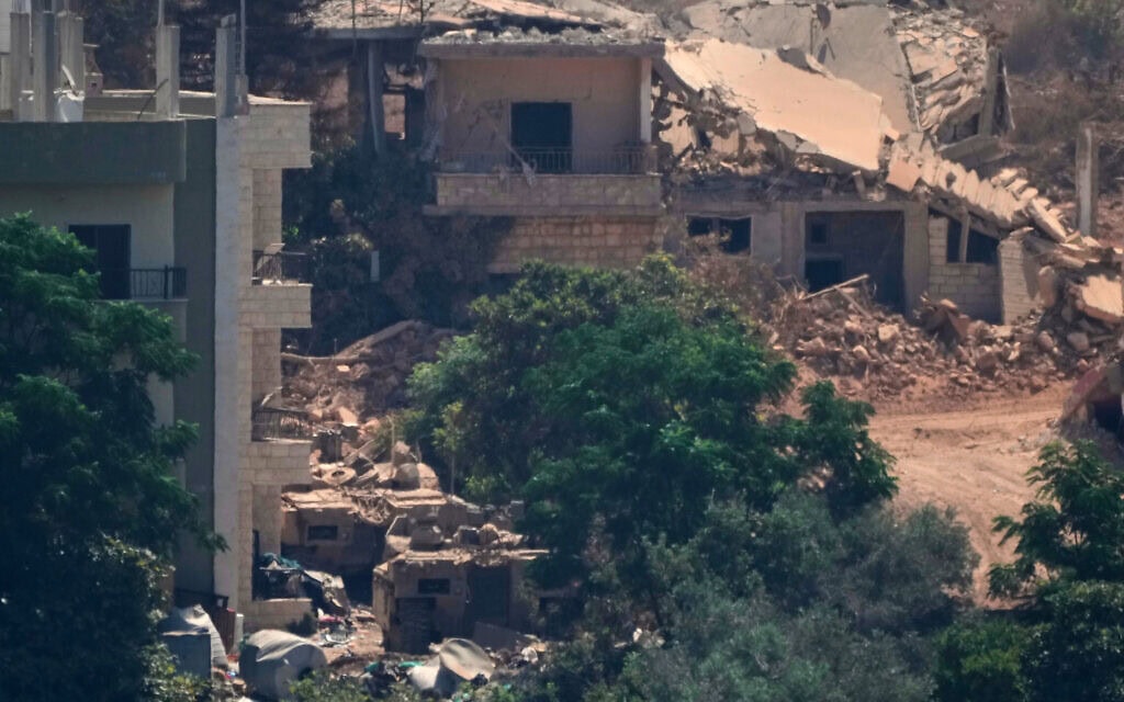 כלי רכב של צה"ל בכפר זוטר א-שרקייה הנתון לשליטת כוחות ישראליים, כפי שנראו מהכפר זוטר אל-גרבייה בדרום לבנון, 5 באוגוסט 2026 (צילום: AP Photo/Mohammed Zaatari) כלי רכב של צה"ל בכפר זוטר א-שרקייה הנתון לשליטת כוחות ישראליים, כפי שנראו מהכפר זוטר אל-גרבייה בדרום לבנון, 5 באוגוסט 2026 (צילום: AP Photo/Mohammed Zaatari)