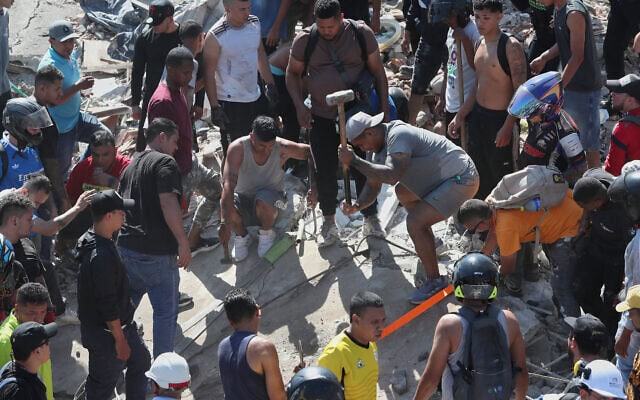 תושבים מנסים לאתר ניצולים בין ההריסות לאחר שרעידת אדמה הכתה בקאלי שבקולומביה, 10 באוגוסט 2026 (צילום: AP Photo/Santiago Saldarriaga) תושבים מנסים לאתר ניצולים בין ההריסות לאחר שרעידת אדמה הכתה בקאלי שבקולומביה, 10 באוגוסט 2026 (צילום: AP Photo/Santiago Saldarriaga)