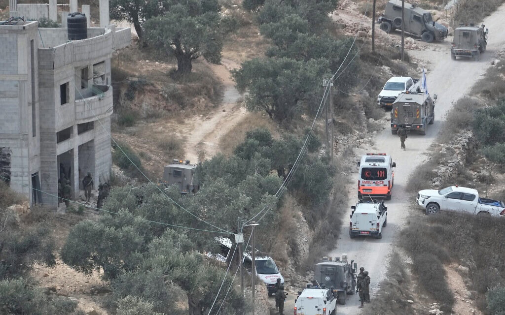 חיילים ישראלים מאבטחים מבנה בבנייה בעת שאמבולנסים מפנים פלסטינים שנפצעו בתקיפת מתנחלים בכפר קוסרה שבגדה המערבית. 29 באוגוסט 2026 (צילום: AP Photo/Majdi Mohammed) חיילים ישראלים מאבטחים מבנה בבנייה בעת שאמבולנסים מפנים פלסטינים שנפצעו בתקיפת מתנחלים בכפר קוסרה שבגדה המערבית. 29 באוגוסט 2026 (צילום: AP Photo/Majdi Mohammed)