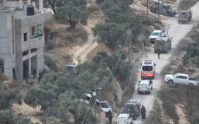 חיילים ישראלים מאבטחים מבנה בבנייה בעת שאמבולנסים מפנים פלסטינים שנפצעו בתקיפת מתנחלים בכפר קוסרה שבגדה המערבית. 29 באוגוסט 2026 (צילום: AP Photo/Majdi Mohammed) חיילים ישראלים מאבטחים מבנה בבנייה בעת שאמבולנסים מפנים פלסטינים שנפצעו בתקיפת מתנחלים בכפר קוסרה שבגדה המערבית. 29 באוגוסט 2026 (צילום: AP Photo/Majdi Mohammed)