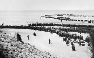דנקירק, 26-29 במאי 1940, חיילים בריטיים נאספים על חוף דנקירק בהמתנה לחילוץ (צילום: ויקיפדיה) דנקירק, 26-29 במאי 1940, חיילים בריטיים נאספים על חוף דנקירק בהמתנה לחילוץ (צילום: ויקיפדיה)