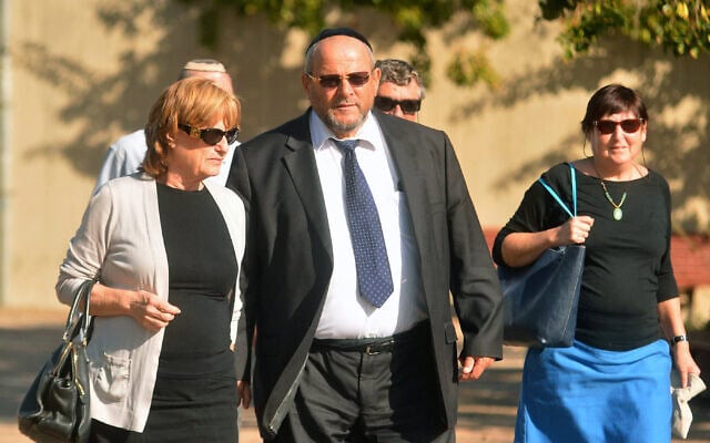 דודי אפל בהלווייתה של אסתר ליברמן, אימו של אביגדור ליברמן, בחולון, 5 בדצמבר 2014 (צילום: Flash90) דודי אפל בהלווייתה של אסתר ליברמן, אימו של אביגדור ליברמן, בחולון, 5 בדצמבר 2014 (צילום: Flash90)