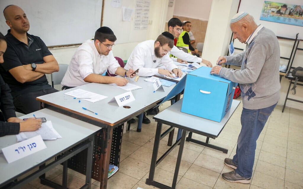 אזרח מצביע בקלפי בצפת בבחירות לכנסת, 1 בנובמבר 2022 (צילום: דוד כהן/פלאש90)