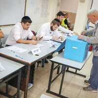 אזרח מצביע בקלפי בצפת בבחירות לכנסת, 1 בנובמבר 2022