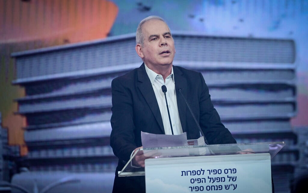 מגיש הטלוויזיה אורן נהרי נושא דברים בטקס הענקת פרס ספיר לספרות בתל אביב. 2 בינואר 2023 (צילום: אבשלום ששוני/פלאש90) מגיש הטלוויזיה אורן נהרי נושא דברים בטקס הענקת פרס ספיר לספרות בתל אביב. 2 בינואר 2023 (צילום: אבשלום ששוני/פלאש90)