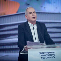 מגיש הטלוויזיה אורן נהרי נושא דברים בטקס הענקת פרס ספיר לספרות בתל אביב. 2 בינואר 2023 (צילום: אבשלום ששוני/פלאש90) מגיש הטלוויזיה אורן נהרי נושא דברים בטקס הענקת פרס ספיר לספרות בתל אביב. 2 בינואר 2023 (צילום: אבשלום ששוני/פלאש90)