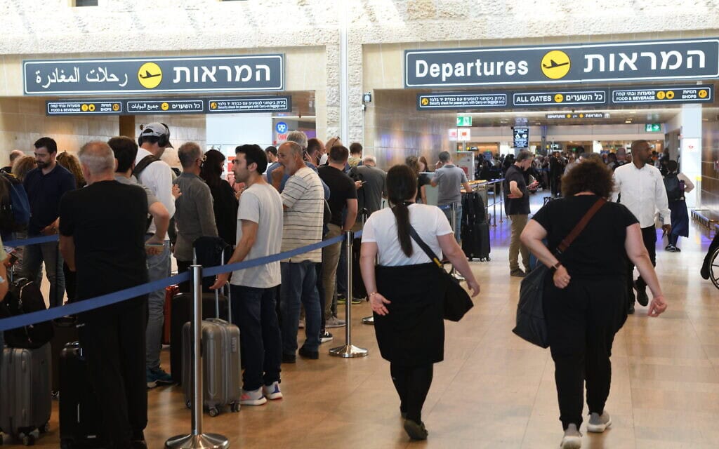 נוסעים בנמל התעופה הבינלאומי בן גוריון. 6 ביוני 2022 (צילום: גילי יערי/פלאש90) נוסעים בנמל התעופה הבינלאומי בן גוריון. 6 ביוני 2022 (צילום: גילי יערי/פלאש90)