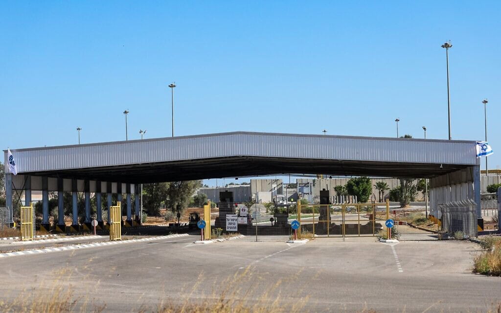 משאיות וסיוע הומניטרי לרצועת עזה במעבר כרם שלום, בצד הישראלי של הגבול עם רצועת עזה, 29 במאי 2025 (צילום: פלאש90) משאיות וסיוע הומניטרי לרצועת עזה במעבר כרם שלום, בצד הישראלי של הגבול עם רצועת עזה, 29 במאי 2025 (צילום: פלאש90)