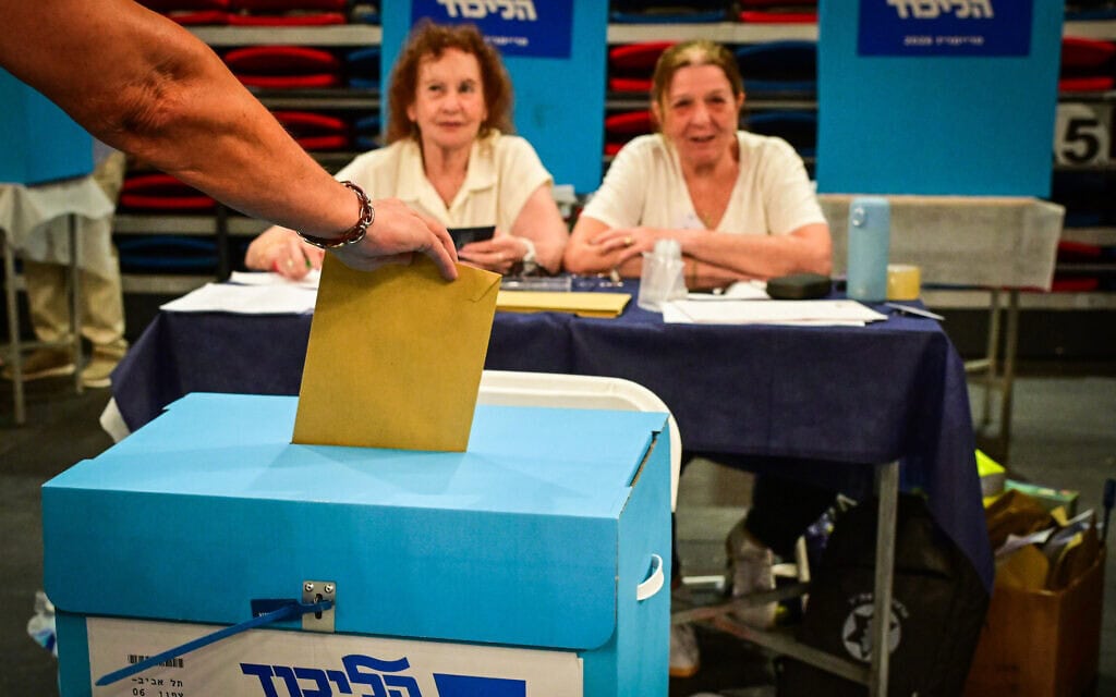 אזרחים מצביעים בקלפי בתל אביב. 17 באוגוסט 2026 (צילום: אבשלום ששוני/פלאש90) אזרחים מצביעים בקלפי בתל אביב. 17 באוגוסט 2026 (צילום: אבשלום ששוני/פלאש90)
