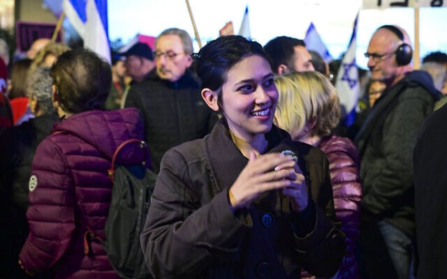 הדר מוכתר בהפגנה בכיכר הבימה בתל אביב, 20 בדצמבר 2025 (צילום: אבשלום ששוני/פלאש90) הדר מוכתר בהפגנה בכיכר הבימה בתל אביב, 20 בדצמבר 2025 (צילום: אבשלום ששוני/פלאש90)