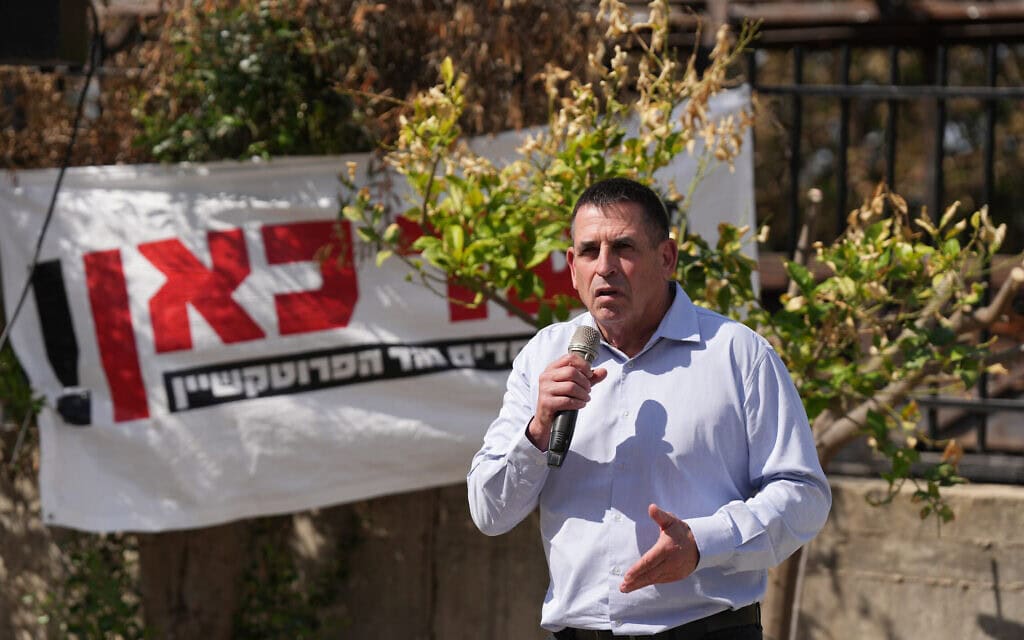ח"כ יואב סגלוביץ' נואם במפגש של בעלי עסקים בעצרת נגד פרוטקשן בראש פינה. 28 באפריל 2026 (צילום: אייל מרגולין/פלאש90)