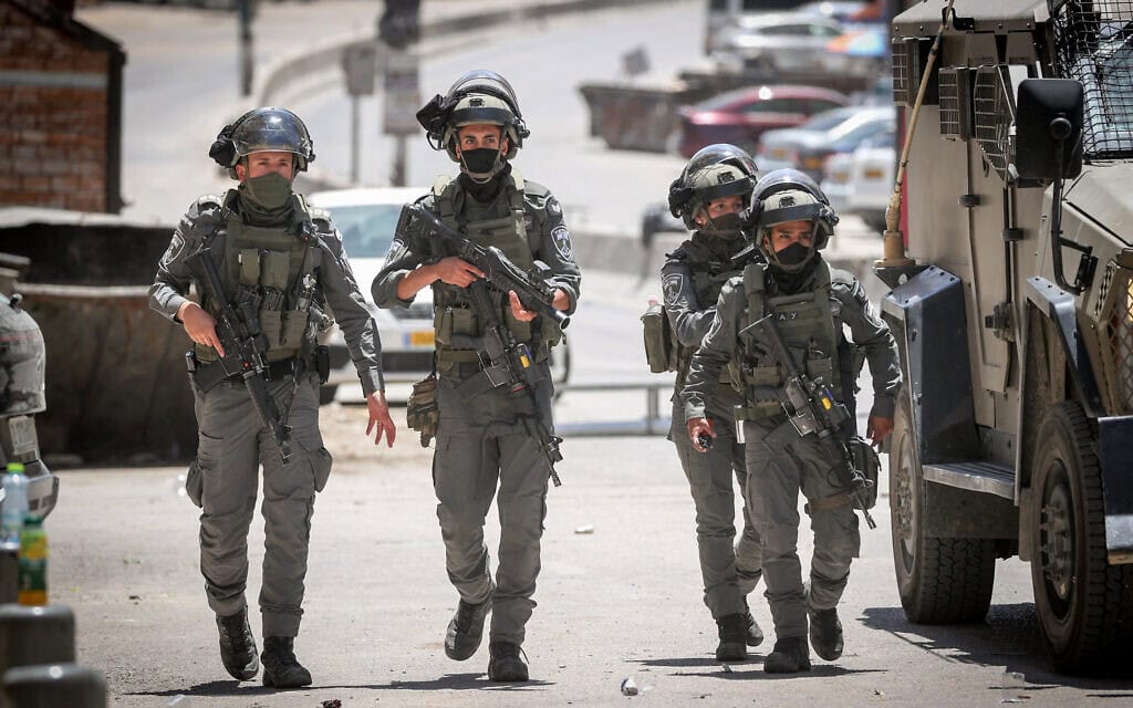 שוטרי משמר הגבול פועלים במחנה הפליטים קלנדיה שבגדה המערבית, לאחר שכוחות הביטחון ירו למוות בחשוד כמחבל שפתח לעברם באש. 11 במאי 2026 (צילום: פלאש90)