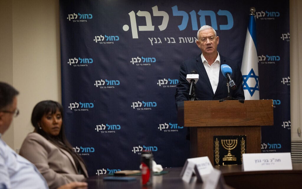 בני גנץ ופנינה תמנו בחדר הסיעה של כחול לבן בכנסת בירושלים, 11 במאי 2026 (צילום: יונתן זינדל/פלאש90) בני גנץ ופנינה תמנו בחדר הסיעה של כחול לבן בכנסת בירושלים, 11 במאי 2026 (צילום: יונתן זינדל/פלאש90)