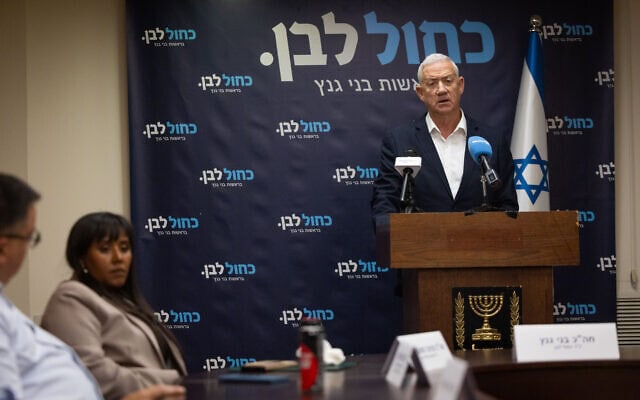 בני גנץ ופנינה תמנו בחדר הסיעה של כחול לבן בכנסת בירושלים, 11 במאי 2026 (צילום: יונתן זינדל/פלאש90) בני גנץ ופנינה תמנו בחדר הסיעה של כחול לבן בכנסת בירושלים, 11 במאי 2026 (צילום: יונתן זינדל/פלאש90)