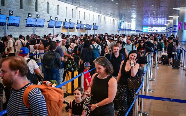נוסעים בנמל התעופה הבינלאומי בן גוריון, סמוך לתל אביב. 26 ביולי 2026 (צילום: אבשלום ששוני/פלאש90) נוסעים בנמל התעופה הבינלאומי בן גוריון, סמוך לתל אביב. 26 ביולי 2026 (צילום: אבשלום ששוני/פלאש90)