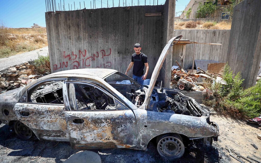 מתנחלים הציתו רכב בבעלות פלסטינית בכפר אבו נג'ים, מדרום-מזרח לבית לחם בגדה המערבית, והותירו אותו הרוס לחלוטין וללא אפשרות לשימוש. 29 ביולי 2026 (צילום: Wisam Hashlamoun/FLASH90) מתנחלים הציתו רכב בבעלות פלסטינית בכפר אבו נג'ים, מדרום-מזרח לבית לחם בגדה המערבית, והותירו אותו הרוס לחלוטין וללא אפשרות לשימוש. 29 ביולי 2026 (צילום: Wisam Hashlamoun/FLASH90)