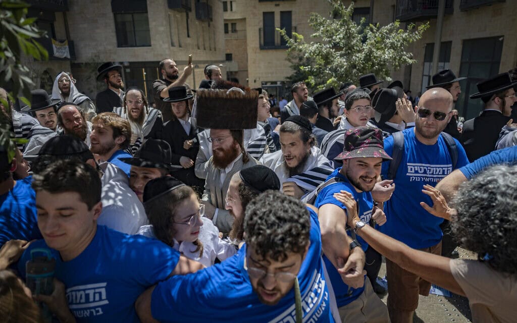 מפגינים חרדים מוחים נגד בית קפה הפועל בשבת ומתעמתים עם שוטרים, בעוד מפגינים חילונים מקיימים הפגנת נגד. 1 באוגוסט 2026 (צילום: יונתן זינדל/פלאש90) מפגינים חרדים מוחים נגד בית קפה הפועל בשבת ומתעמתים עם שוטרים, בעוד מפגינים חילונים מקיימים הפגנת נגד. 1 באוגוסט 2026 (צילום: יונתן זינדל/פלאש90)