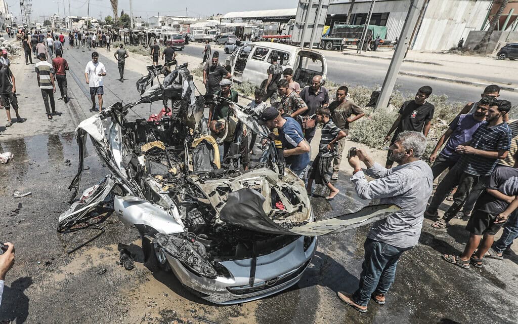 פלסטינים בזירה ברחוב צלאח א־דין בדיר אל־בלח שבמרכז רצועת עזה, שבה התקיפה ישראל כלי רכב, 2 באוגוסט 2026 (צילום: Ali Hassan/Flash90) פלסטינים בזירה ברחוב צלאח א־דין בדיר אל־בלח שבמרכז רצועת עזה, שבה התקיפה ישראל כלי רכב, 2 באוגוסט 2026 (צילום: Ali Hassan/Flash90)