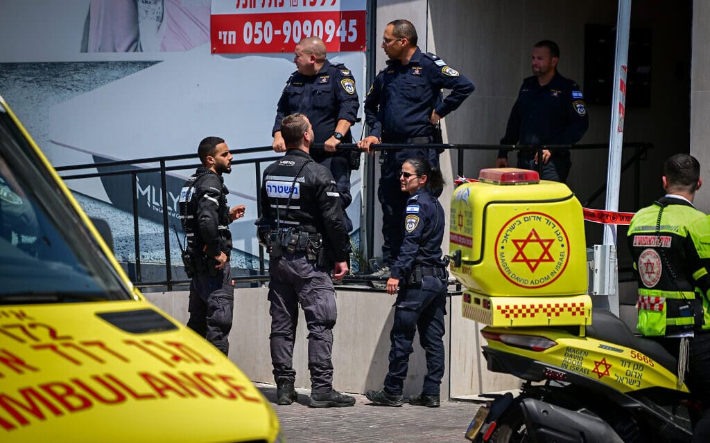 אנשי משטרה ומגן דוד אדום בראשון לציון ליד משרדו של עורך הדין שלפי החשד נרצח בידי אחד מלקוחותיו, 4 באוגוסט 2026 (צילום: אבשלום ששוני/פלאש90) אנשי משטרה ומגן דוד אדום בראשון לציון ליד משרדו של עורך הדין שלפי החשד נרצח בידי אחד מלקוחותיו, 4 באוגוסט 2026 (צילום: אבשלום ששוני/פלאש90)