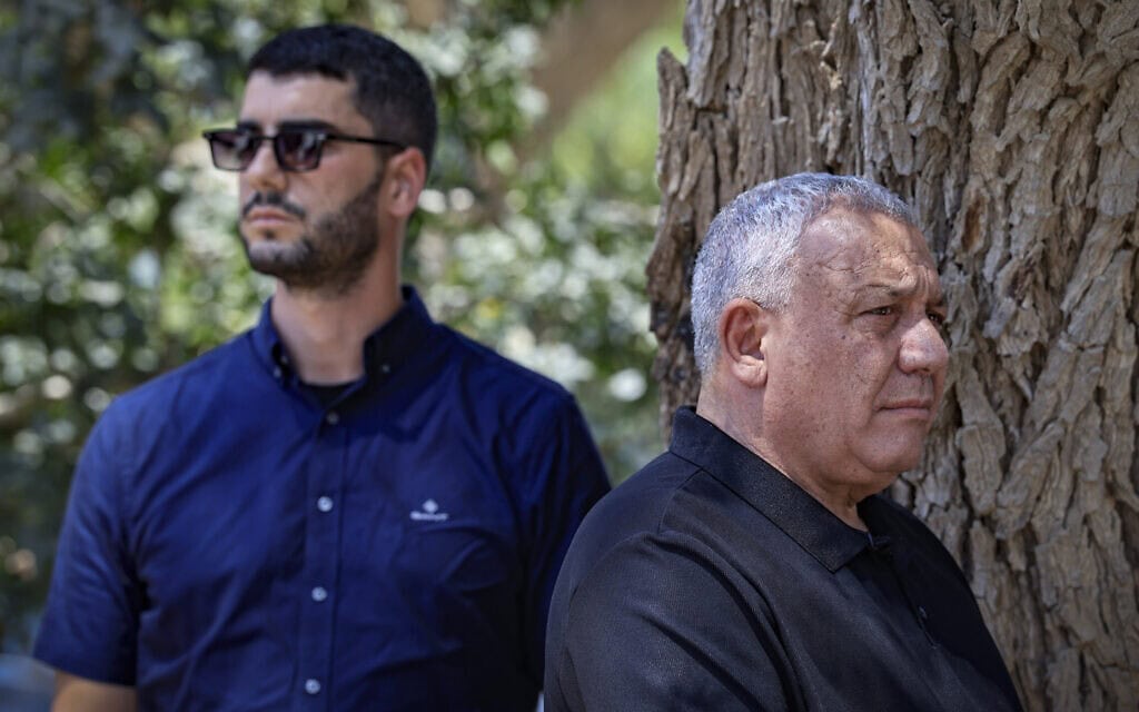 יו"ר מפלגת ישר! גדי איזנקוט מבקר בקיבוץ ניר עוז הסמוך לגבול עזה, במסגרת קמפיין הבחירות שלו. 5 באוגוסט 2026 (צילום: צפריר אביוב/פלאש90) יו"ר מפלגת ישר! גדי איזנקוט מבקר בקיבוץ ניר עוז הסמוך לגבול עזה, במסגרת קמפיין הבחירות שלו. 5 באוגוסט 2026 (צילום: צפריר אביוב/פלאש90)