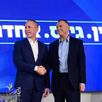גלעד ארדן ויולי אדלשטיין בכינוס בתל אביב שבו הכריזו על התמודדותם בבחירות לכנסת במסגרת מפלגה חדשה, 6 באוגוסט 2026