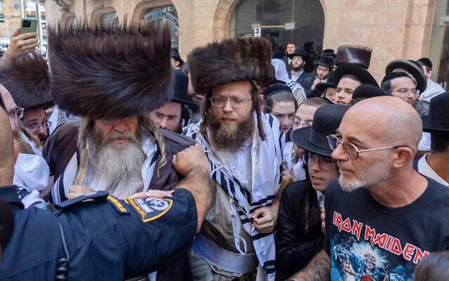 מפגינים חרדים מוחים נגד בית קפה הפועל בשבת ומתעמתים עם שוטרים, בעוד מפגינים חילונים מקיימים הפגנת נגד בתמיכה בבית הקפה במרכז ירושלים. 8 באוגוסט 2026 (צילום: אורן בן חקון/פלאש90) מפגינים חרדים מוחים נגד בית קפה הפועל בשבת ומתעמתים עם שוטרים, בעוד מפגינים חילונים מקיימים הפגנת נגד בתמיכה בבית הקפה במרכז ירושלים. 8 באוגוסט 2026 (צילום: אורן בן חקון/פלאש90)