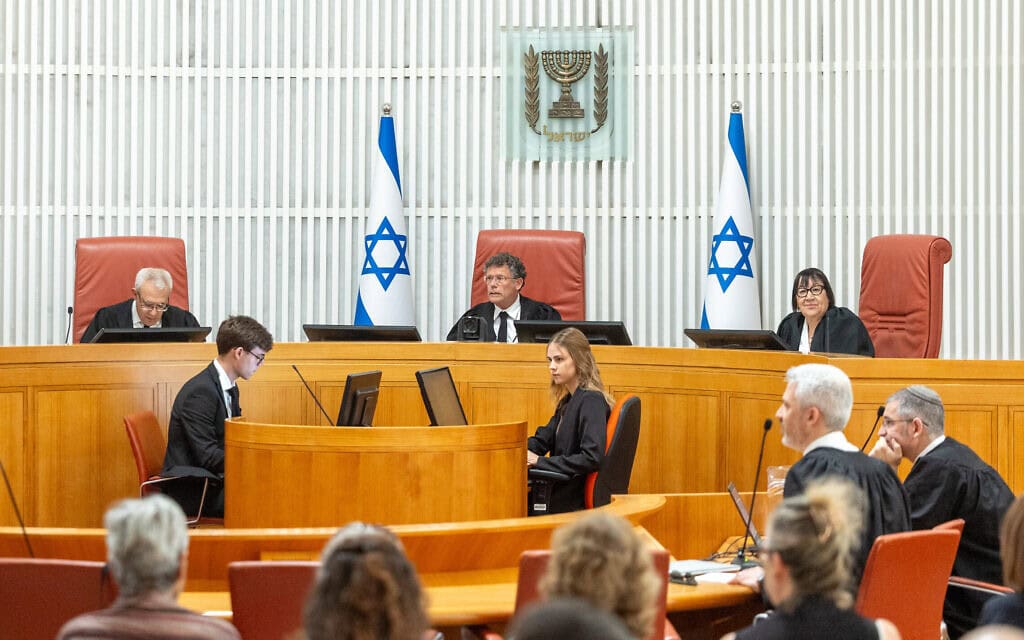 השופטים גילה כנפי-שטייניץ, יצחק עמית ועופר גרוסקופף דנים בעתירות בנוגע להצבת קלפיות בבתי אבות ובדיור מוגן בבחירות לכנסת ה-26, בבית המשפט העליון בירושלים. 11 באוגוסט 2026 (צילום: חיים גולדברג/פלאש90)