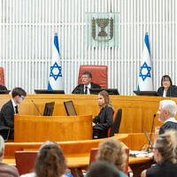 השופטים גילה כנפי-שטייניץ, יצחק עמית ועופר גרוסקופף דנים בעתירות בנוגע להצבת קלפיות בבתי אבות ובדיור מוגן בבחירות לכנסת ה-26, בבית המשפט העליון בירושלים. 11 באוגוסט 2026 (צילום: חיים גולדברג/פלאש90) השופטים גילה כנפי-שטייניץ, יצחק עמית ועופר גרוסקופף דנים בעתירות בנוגע להצבת קלפיות בבתי אבות ובדיור מוגן בבחירות לכנסת ה-26, בבית המשפט העליון בירושלים. 11 באוגוסט 2026 (צילום: חיים גולדברג/פלאש90)